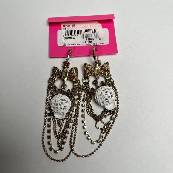 Betsey Johnson Whiteout Chandelier Skull Earrings Very Rare - Picture 3 of 3